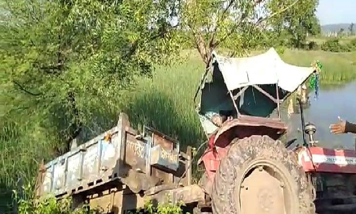 विदिशा में सड़क हादसा:अनियंत्रित होकर पलटा ट्रैक्टर-ट्रॉली, महिला की मौके पर मौत, जिला अस्पताल में भर्ती नौ घायल