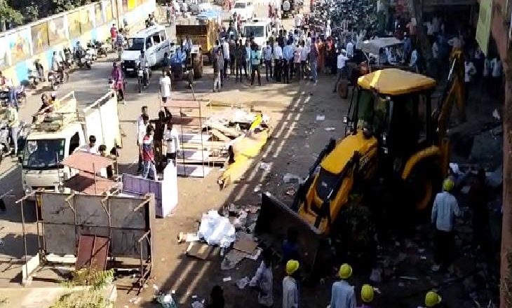 विदिशा प्रशासन ने अतिक्रमण के खिलाफ की कार्रवाई:हाईकोर्ट के आदेश पर प्रशासन ने ब्रिज के नीचे से हटाए अतिक्रमण, 10 साल पहले नगर पालिका ने ही आवंटित की थी जमीन