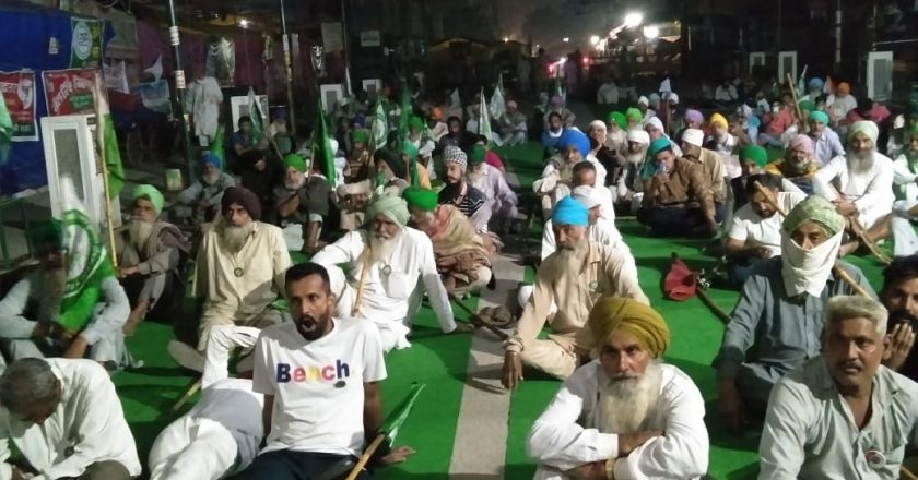 आधी रात टीकरी बॉर्डर पर तनाव:किसानों का आरोप- पुलिस ने एक तरफ का रास्ता खोलने की कोशिश की, प्रदर्शनकारियों ने विरोध में मंच सजाया
