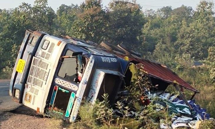 रायसेन में टला बड़ा हादसा:बालमपुर घाटी पर चढ़ते समय गेहूं से भरा ट्रक पलटा, ड्राइवर ने कूदकर बचाई जान