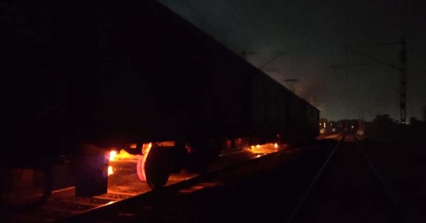 भोपाल एक्सप्रेस में आग:ट्रेन की चपेट में जानवर आने से झांसी के पास पार्सल बोगी के नीचे लगी आग; बोगियों में धुआं भरने पर रुकवाई ट्रेन