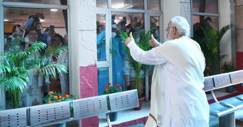 देश ने रचा इतिहास:कोरोना वैक्सीन के डोज 100 करोड़ के पार; मोदी के सामने बनारस के दिव्यांग अरुण रॉय को लगा 100 करोड़वां टीका