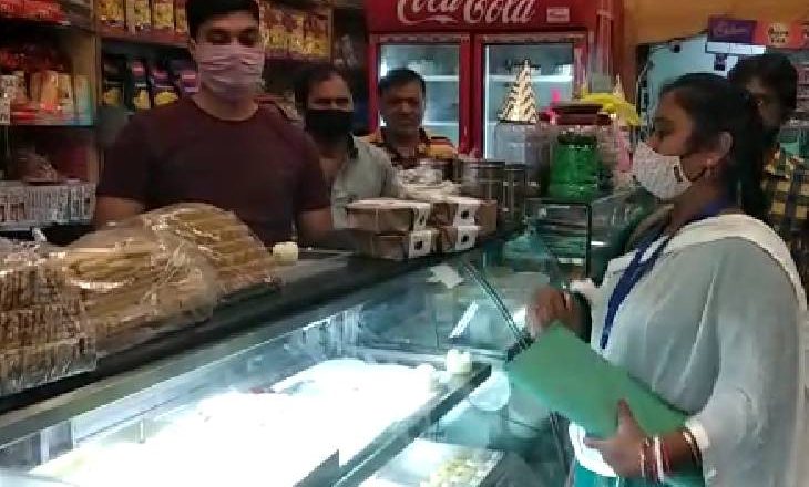 दुकानों से सैंपलिंग:विदिशा में दुकान से सैंपल लेकर दुकानदार को दी हिदायत