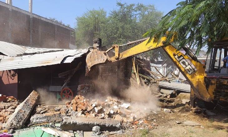 जबलपुर में JDA की जमीन पर बने माफिया के गोदाम तोड़े, दमोह में 10 से ज्यादा दुकानों में आग