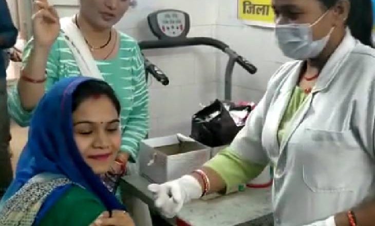उत्सव कार्यक्रम मनाया:विदिशा में सबसे ज्यादा टीकाकरण करने वाली ANM लक्ष्मी का जनप्रतिनिधियों ने किया सम्मान