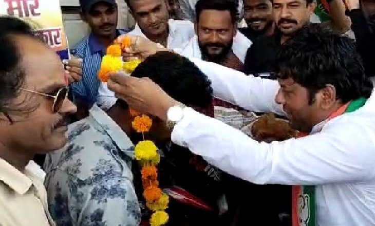 विदिशा में कांग्रेस का अनोखा प्रदर्शन:पंप पर पेट्रोल-डीजल लेने वालों को माला पहनाकर, आरती भी उतरी, फिर महंगाई के खिलाफ लगवाए नारे