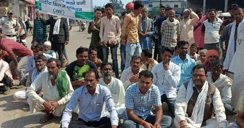 विदिशा में खाद के लिए सड़क पर किसान:खाद नहीं मिलने से किसानों ने किया चक्काजाम, अधिकारी बोले- अभी खाद कम हैं, शाम तक और आ रही है
