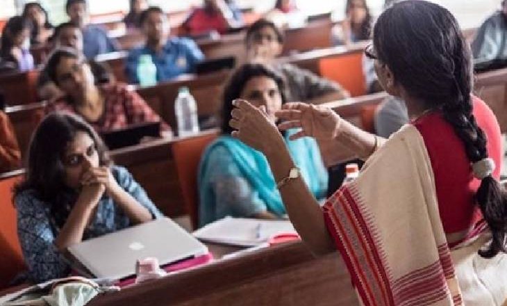 MP में शिक्षकों की क्लास लगेगी:प्रदेश के पौने 2 लाख टीचर को बुनियादी शिक्षा और संख्या ज्ञान आज से सिखाया जाएगा; मोबाइल फोन पर ऑनलाइन होगा कोर्स