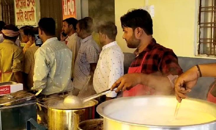 मंडी में किसानों के लिए कैंटीन शुरू:विदिशा में कृषि उपज मंडी में एक ही ट्रॉली में आए 2 लोगों को 5-5 रुपए में मिलेगा भोजन