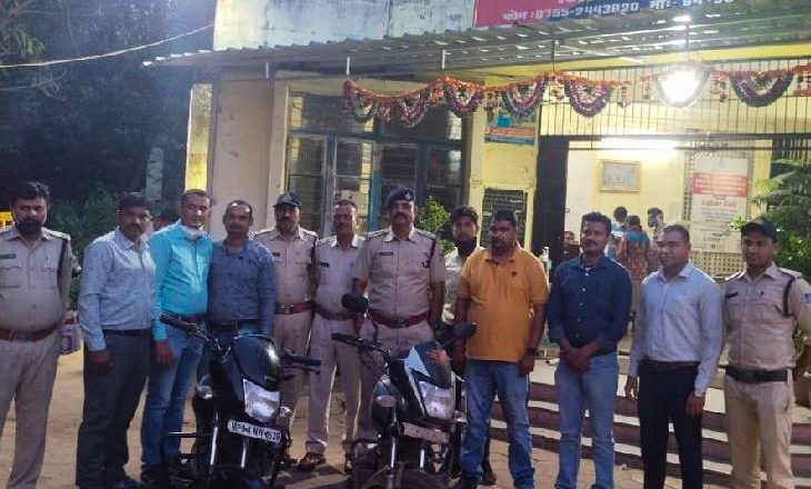 सावधान! भोपाल में अब तंत्र-मंत्र वाला फ्रॉड:कपूर को पैर से रगड़कर धुआं-चिंगारी निकालते थे, फिर अमंगल बताकर डराते और रुपए ठगते थे; पूरी गैंग गिरफ्तार