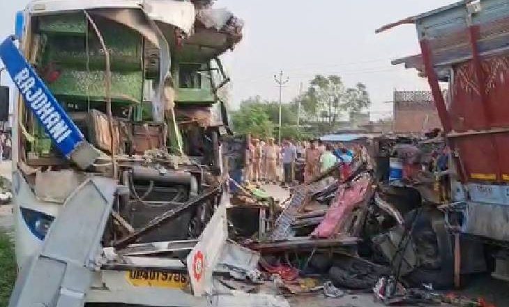 UP के बाराबंकी में भीषण हादसा:टूरिस्ट बस ट्रक से टकराई, 9 यात्रियों की मौके पर ही मौत, 27 घायल; गाय को बचाने की कोशिश में हुआ हादसा