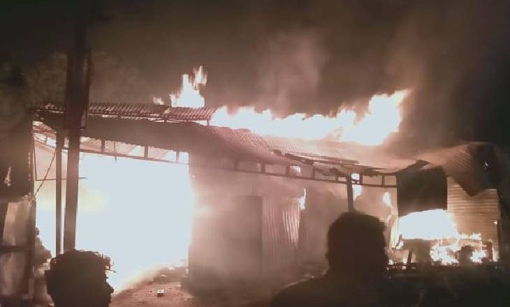 आरा मशीन में लगी आग:विदिशा में लोग बोले- शॉर्ट सर्किट से लगी आग, लाखों का हुआ नुकसान