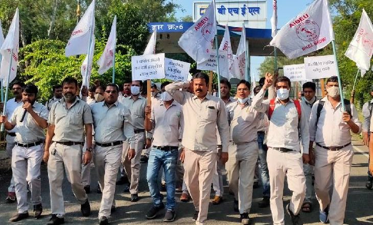 भोपाल के भेल में 5 दिन से प्रदर्शन जारी:काम खत्म होते ही हाथ में बैनर-पोस्टर लेकर कर्मचारी सड़क पर उतर आते हैं; बोनस और कैंटीन दोबारा शुरू किए जाने समेत 7 मांगे