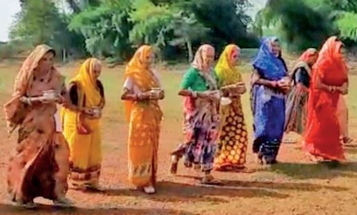 भोपाल में ऐसी रेस पहली बार:बहुएं ‘इज्जत घर’ में शौच के लिए जाएं, ये सबक देने 50 से 55 साल की सास दौड़ेंगी 100 मीटर की अनूठी रेस; जो जीतेंगी, उन्हें बहू ही पहनाएगी मेडल