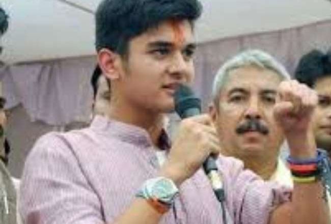 ज्योतिरादित्य के बेटे की राजनीति में आने की अटकलें:सार्वजनिक तौर पर पहली बार कार्यकर्ताओं के बीच महाआर्यमन मना रहे हैं अपना जन्मदिन