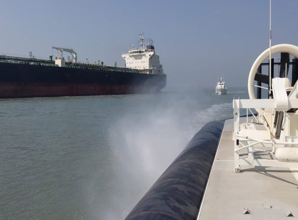 बीच समंदर में टकराए दो जहाज:कच्छ में फिलीपींस और भारतीय जहाज में टक्कर, तेल रिसने लगा; 43 लोगों को बचाया गया