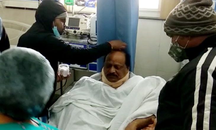 टीकमगढ़ CEO एक्सीडेंट में घायल:भोपाल से टीकमगढ़ जाते समय कार और ट्रक में सामने-सामने की भिड़ंत, ड्राइवर ट्रक में फंसकर बेहोश हुआ