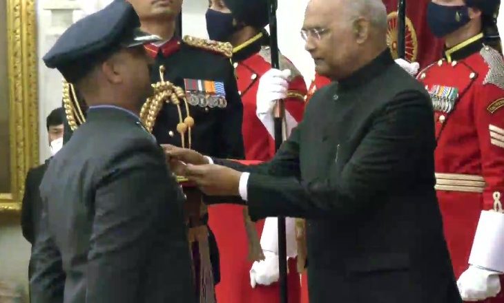 शौर्य का सम्मान:पाकिस्तान का F-16 फाइटर जेट गिराने वाले ग्रुप कैप्टन अभिनंदन को वीर चक्र, तालियों से गूंजा राष्ट्रपति भवन