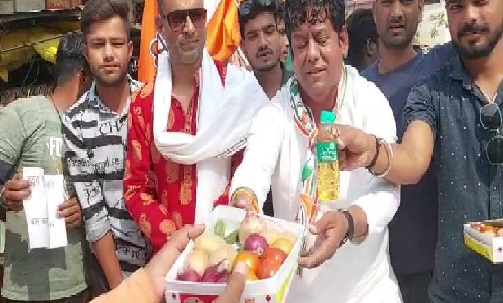 विदिशा में कांग्रेस का अनोखा प्रदर्शन:कार्यकर्ताओं ने स्टॉल लगाकर लोगों को बांटी सब्जियां, बोले- जितनी महंगाई आज है, उतनी कभी नहीं थी