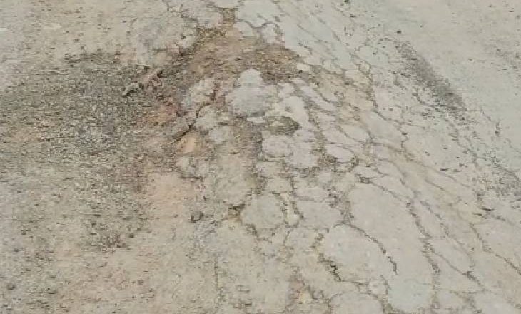 सड़क खराब होने से लोग परेशान:अधिकारियों के बंगलों के साथ कर्मचारियों के क्वार्टर भी इसी रोड पर, फिर भी जिम्मेदार नहीं दे रहे ध्यान