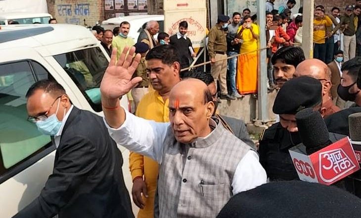 दतिया में रक्षा मंत्री:राजनाथ सिंह ने मां पीतांबरा के दर पर टेका माथा; UP के श्रम राज्यमंत्री और झांसी विधायक को गेट पर रोका