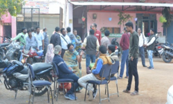 एमएलबी में हंगामा, पुलिस ने संभाली स्थिति:खर्चा कर छमाही के पेपर- कापी लेने आए जिले से 300 प्राचार्य और शिक्षक, खाली हाथ लौटे