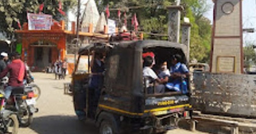 स्कूली वाहनों में क्षमता से अधिक बच्चे:पालकों की मजबूरी का फायदा उठा रहे चालक, जान जोखिम में