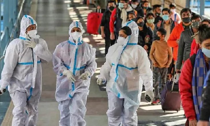 कोरोना देश में:महाराष्ट्र का पहला ओमिक्रॉन संक्रमित शख्स ठीक होकर घर पहुंचा, पुणे में 100% लोगों को मिली वैक्सीन की पहली डोज