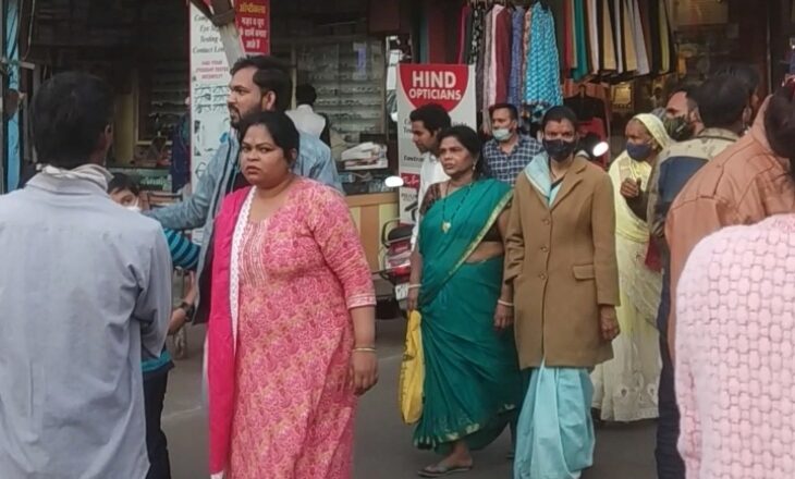 भोपाल के बाजारों से ग्राउंड रिपोर्ट:70% लोग नहीं पहन रहे मास्क, सोशल डिस्टेंसिंग पूरी तरह से गायब; 25 दिन में मिल चुके 187 पॉजिटिव