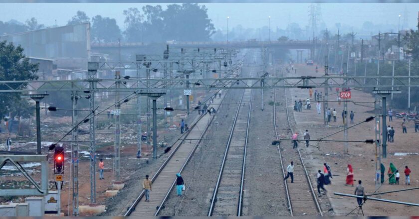 ट्रेन आने के 5 मिनट पहले प्लेटफार्म बदलने की सूचना , रेलिंग हटाने से दिखा ये नजारा