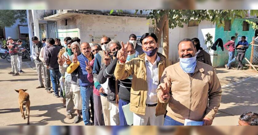 पंचायत चुनाव का पहला व दूसरा चरण:अंतिम दिन उम्मीदवारों ने नहीं देखा मुहूर्त, भीड़ इतनी कि लगी कतार; नाम वापसी 23 दिसंबर, इसी दिन उम्मीदवारों की सूची और चुनाव चिन्ह मिलेंगे