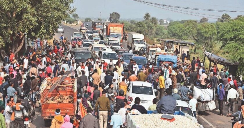 2020 का फसल बीमा न मिलने का आक्रोश:विदिशा-सागर हाइवे पर कुआं खेड़ी के पास डेढ़ घंटे तक फंसे वाहन
