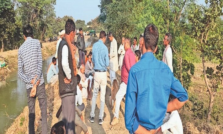 राइट साइड के किसान ही नहरों से सिंचाई करें; रिनिया पहुंचे एसडीओ ने बाकी किसानों को सिंचाई करने से रोका