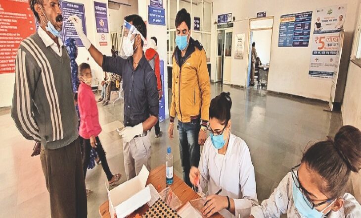 तीसरी लहर के आने से पहले बचाव:जिला अस्पताल में पहले कोविड टेस्ट कराओ, फिर अंदर जाओ; ये तरीका अच्छा है