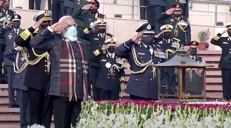 नेशनल वॉर मेमोरियल पहुंचे PM मोदी:स्वर्णिम विजय मशालों के स्वागत समारोह में हिस्सा लेंगे, शहीदों को देंगे श्रद्धांजलि