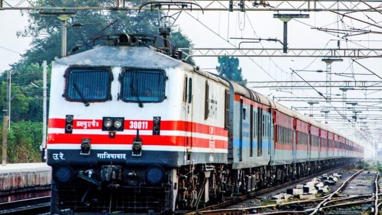 100 की रफ्तार में दौड़ रही थी संपर्क क्रांति एक्सप्रेस, नई दिल्ली जा रही ट्रेन की कपलिंग टूटने से दो हिस्सों में बंटी