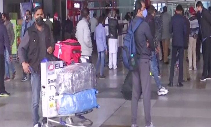 कोरोना देश में LIVE:नई गाइडलाइंस ने यात्रियों की मुश्किलें बढ़ाईं, टेस्ट रिपोर्ट के लिए एयरपोर्ट पर 6 घंटे तक इंतजार करना पड़ रहा