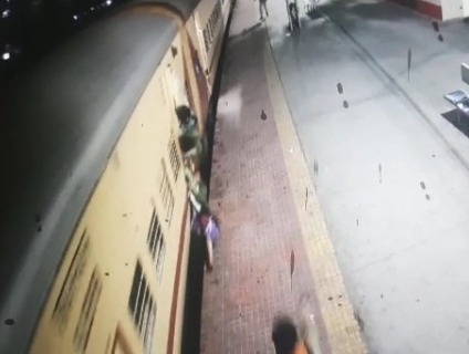 गलत ट्रेन में चढ़कर जान पर बनी:डाउन के बजाय अप वाली मंगला एक्सप्रेस में चढ़ी, पता चलते ही उतरने लगी और फिसली; पुलिसकर्मियों ने बचाया