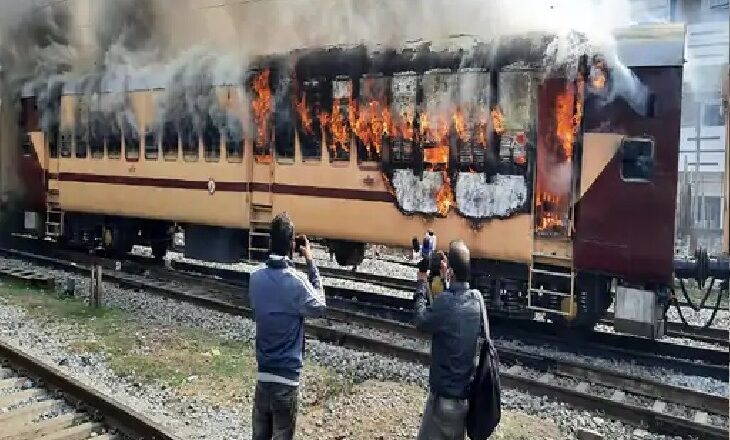 बिहार में ट्रैक पर उपद्रव मामले में 8 को जेल:भोजपुर में 700 और नवादा में 500 अज्ञात छात्रों पर FIR; आगजनी करने वालों की तलाश तेज