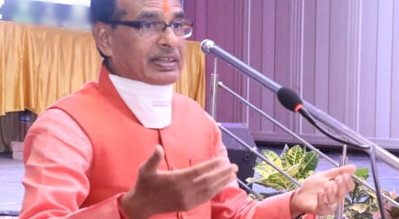 कलेक्टर-कमिश्नर कॉन्फ्रेंस; CM बोले- अवैध बिक्री रोकने के लिए सस्ती कर रहे शराब, ADG बताएं, भिंड में शराब से मौतें कैसे हुईं