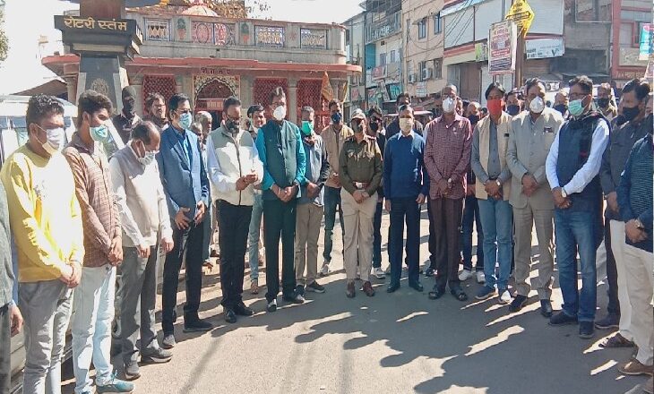 सायरन बजाकर लोगों को किया अलर्ट:शहीदों की स्मृति में माधवगंज चौराहे पर 2 मिनट का मौन धारण रखकर प्रशासन ने दी श्रद्धांजलि