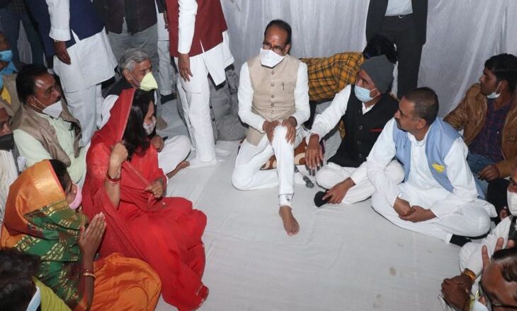 CM शिवराज के साथ हादसा:सीहोर में कार्यकर्ता के घर सीढ़ी से फिसले, सरिया घुसने से लहूलुहान हुआ पैर; टिटनेस लगाना पड़ा