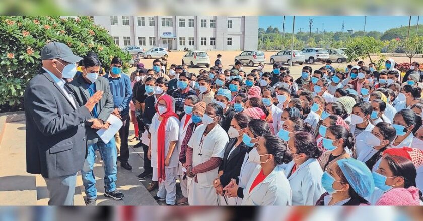 मेडिकल कॉलेज में वेतन का संकट:नर्सिंग स्टाफ बोला- तीन महीने से नहीं मिला वेतन किराया न देने से मकान मालिक करा रहे खाली