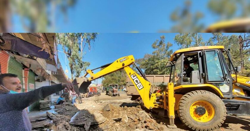 कार्रवाई:ओवर ब्रिज के नीचे की दुकानों के कब्जे तोड़े, 32 डंपर मलबा निकला