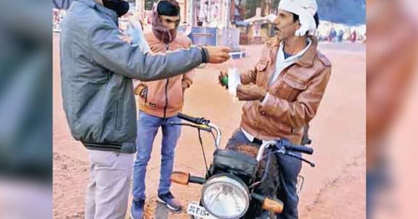 रोको-टोको अभियान के रोचक नजारे:मास्क लगाने से होती है घुटन, सब इंस्पेक्टर बोले-100 रुपए जुर्माना दे दो फिर नहीं होगी