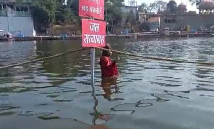 उज्जैन में जल सत्याग्रह के दौरान बड़ा हादसा टला:शिप्रा में डूबने लगीं प्रदेश महिला कांग्रेस उपाध्यक्ष नूरी खान, समर्थकों ने कूदकर बचाया