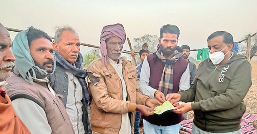 ओलावृष्टि से प्रभावित किसान को सहायता राशि मिला:बुजुर्ग किसान दंपती को मिला 50 हजार का चेक; मुख्यमंत्री शिवराज को सुनाई थी व्यथा