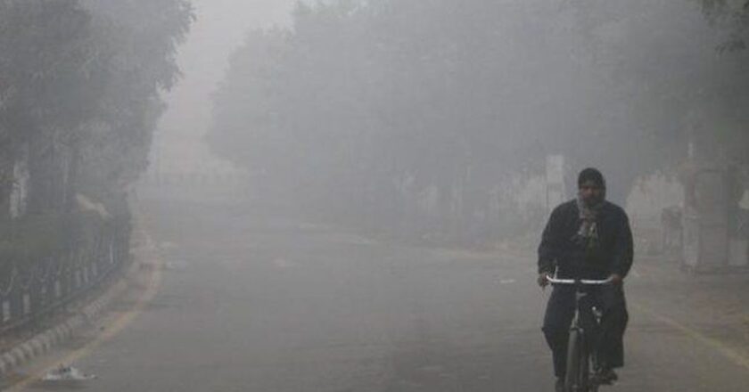 IMD ने आज दिल्ली में अधिकतम तापमान 23 डिग्री और न्यूनतम तापमान 7 डिग्री रहने का अनुमान लगाया है। साथ ही जम्मू-कश्मीर, लद्दाख, हिमाचल प्रदेश और पंजाब-हरियाणा में हल्की से मध्यम बारिश हो सकती है।