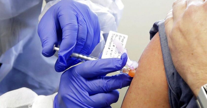 ओमिक्रॉन से बचाएगा बूस्टर डोज:वैक्सीन का तीसरा डोज ओमिक्रॉन के खिलाफ 88% तक कारगर, दूसरा डोज 6 महीने बाद 52% ही असरदार