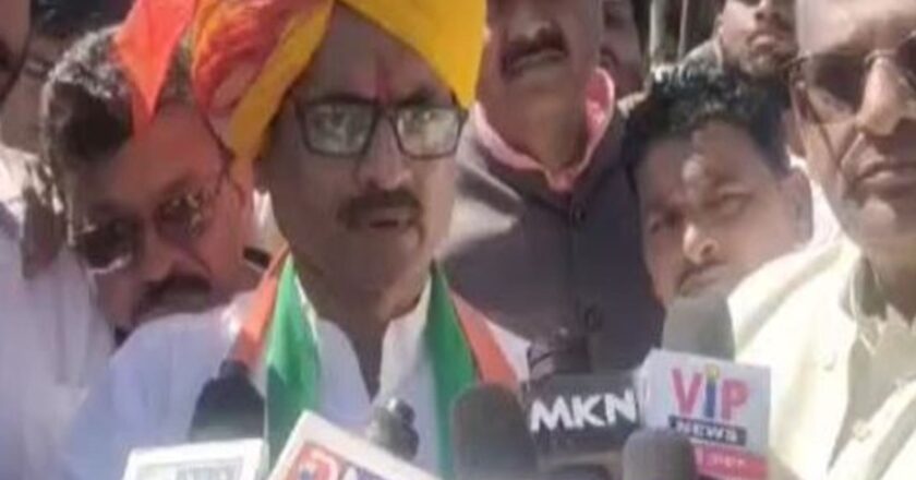 कांग्रेसियों ने सरकार के खिलाफ जमकर की नारेबाजी:विदिशा विधायक ने शिवराज को बताया शकुनी मामा, किसानों की फसल बीमा राशि का तुरंत भुगतान के लिए तहसीलदार को राज्यपाल के नाम ज्ञापन सौंपा